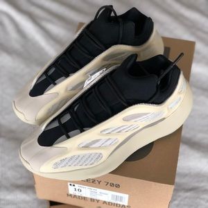 Yeezy 700 V3 Azael Size 10 M
